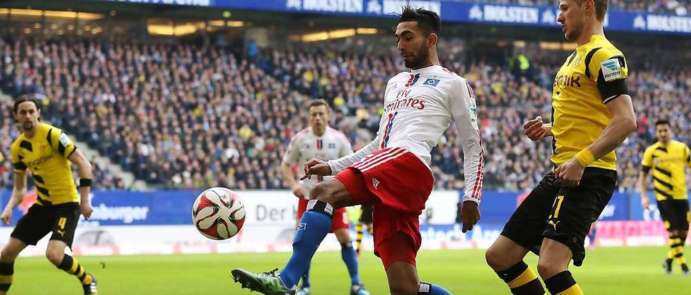 Hamburgs Mohamed Gouaida und Dortmunds Oliver Kirch (re) kämpfen um den Ball.