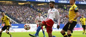 Hamburgs Mohamed Gouaida und Dortmunds Oliver Kirch (re) kämpfen um den Ball.