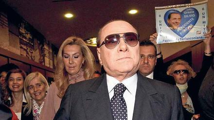 Umgeben von Verehrerinnen. Silvio Berlusconi, den die Italienerinnen und Italiener drei Mal zum Regierungschef gewählt haben, will in Zukunft auch weiter zumindest indirekt politisch Einfluss nehmen. Foto: Murad Balti/dpa