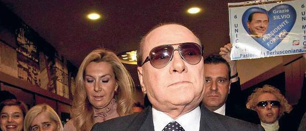 Umgeben von Verehrerinnen. Silvio Berlusconi, den die Italienerinnen und Italiener drei Mal zum Regierungschef gewählt haben, will in Zukunft auch weiter zumindest indirekt politisch Einfluss nehmen. Foto: Murad Balti/dpa
