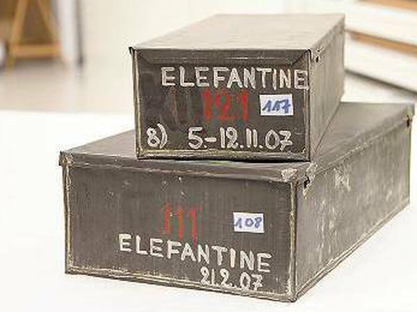 Zwei Fundkisten mit Papyri aus Elephantine.