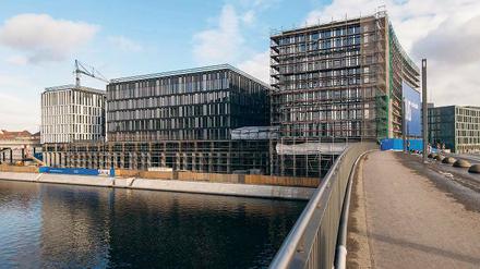 Grüner wird’s nicht. Das Bürogebäude Humboldthafen 1 in Berlin-Mitte wirbt damit, „das grünste Bürogebäude Berlin“ zu werden. „Intelligente Gebäudeautomation“ soll den Nutzern helfen, auf verschiedenen Wegen Energie zu sparen. Noch in diesem Jahr soll die 30 000 Quadratmeter große Immobilie fertig gestellt sein. 