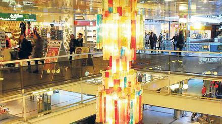 Fast schon wieder Kult sind die Lüster aus Murano-Glas im Atrium des Europa-Centers. Doch Zeitgeist interessiert die Eigentümerfamilie Pepper nicht. Sie betreiben ihr altes Schätzchen auf ureigene Weise – und fahren bestens damit. 
