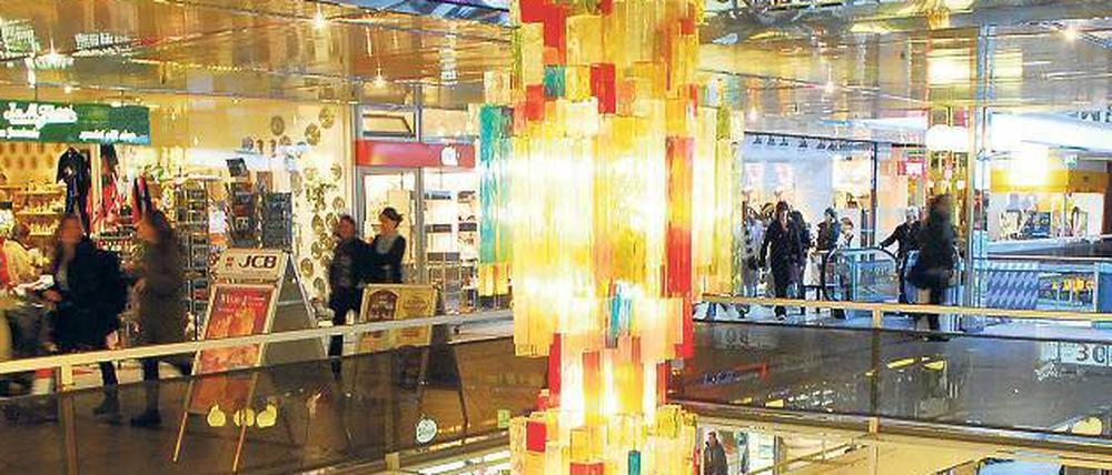 Fast schon wieder Kult sind die Lüster aus Murano-Glas im Atrium des Europa-Centers. Doch Zeitgeist interessiert die Eigentümerfamilie Pepper nicht. Sie betreiben ihr altes Schätzchen auf ureigene Weise – und fahren bestens damit.