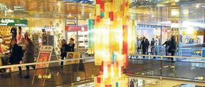 Fast schon wieder Kult sind die Lüster aus Murano-Glas im Atrium des Europa-Centers. Doch Zeitgeist interessiert die Eigentümerfamilie Pepper nicht. Sie betreiben ihr altes Schätzchen auf ureigene Weise – und fahren bestens damit. 