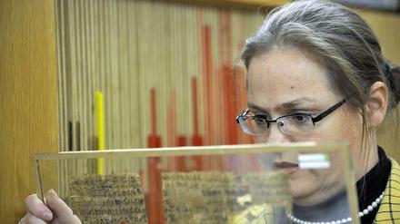 Verena Lepper sichtet alte Papyri.
