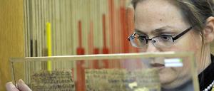 Verena Lepper sichtet alte Papyri.