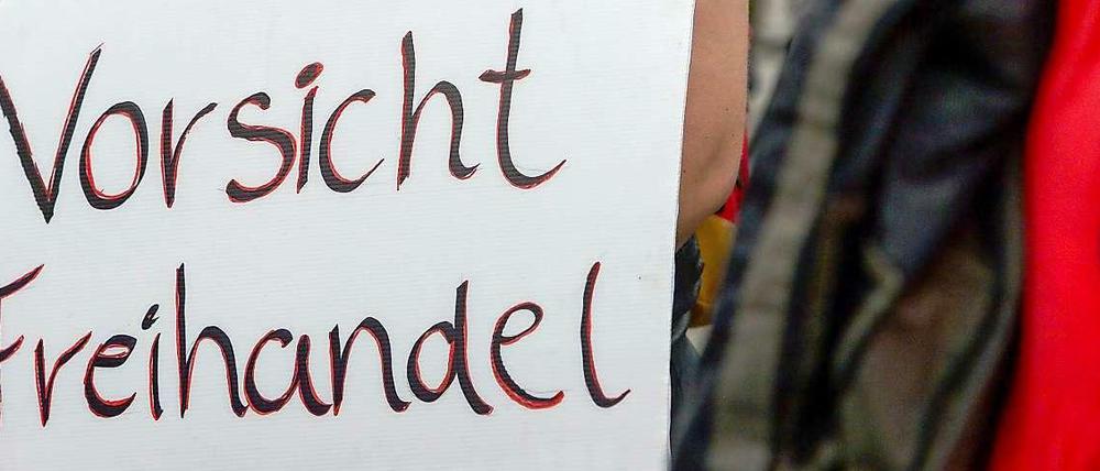 Gegner wie Attac kämpfen seit Jahren erbittert gegen das Freihandelsabkommen TTIP.