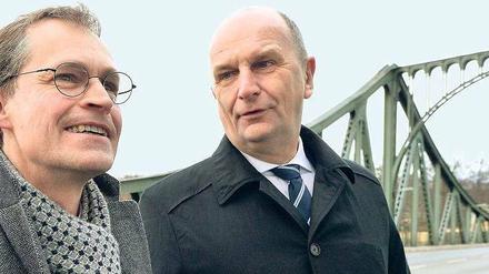 Regentenaustausch. Berlins Regierender Michael Müller und Brandenburgs Landesvater Dietmar Woidke auf der Glienicker Brücke. Die beiden tauschen sich ständig aus, aber einer Tradition folgend gab es nun diesen offiziellen Antrittsbesuch. 