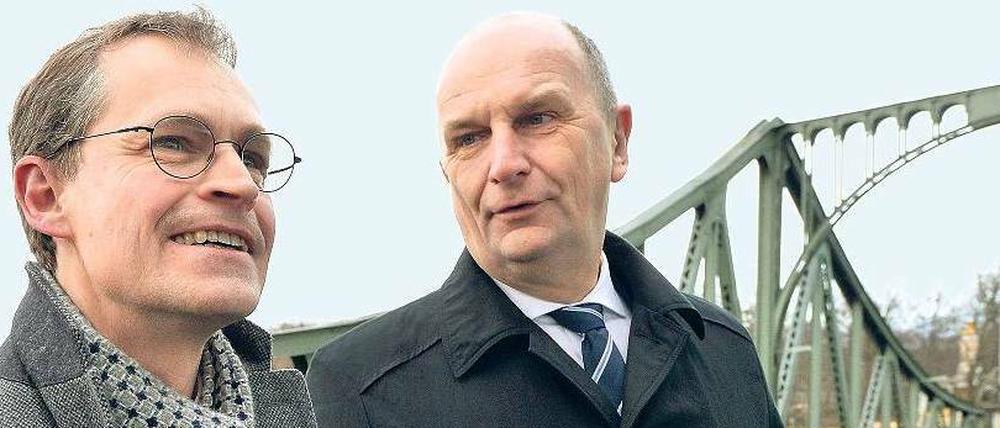 Regentenaustausch. Berlins Regierender Michael Müller und Brandenburgs Landesvater Dietmar Woidke auf der Glienicker Brücke. Die beiden tauschen sich ständig aus, aber einer Tradition folgend gab es nun diesen offiziellen Antrittsbesuch.
