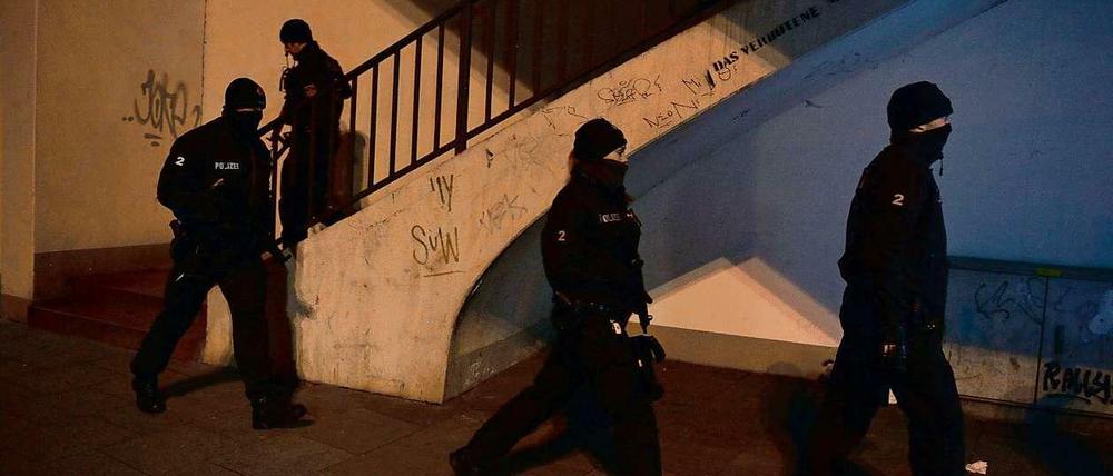 Polizisten durchsuchten am Samstag das Islamische Kulturzentrum.