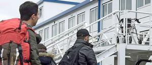 Bisher müssen Asylbewerber, außer in Hamburg und Bremen, medizinische Behandlungen erst beim Sozialamt beantragen. 