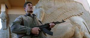 Ein Archivbild aus dem Jahr 2003 zeigt einen bewaffneten Wachmann in der antiken Kultstätte Nimrud im Nordirak.