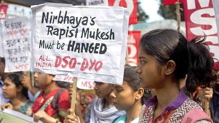 Aufgebrachte Demonstranten fordern den Tod von Vergewaltiger Mukesh Singh am Mittwoch in Kalkutta.