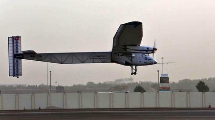 Das Solarflugzeug "Solar Impulse 2" hebt am Montag vom Militärflugplatz im Golfemirat Abu Dhabi ab. Zwei Schweizer Piloten wollen beweisen, dass sich die Welt auch ohne Treibstoff umfliegen lässt.