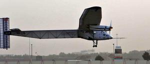 Das Solarflugzeug "Solar Impulse 2" hebt am Montag vom Militärflugplatz im Golfemirat Abu Dhabi ab. Zwei Schweizer Piloten wollen beweisen, dass sich die Welt auch ohne Treibstoff umfliegen lässt.
