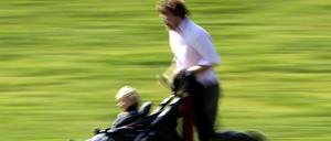Der Anteil der Männer, die Elternzeit nehmen, steigt. 2012 waren immerhin 22 Prozent der Elterngeldempfänger Männer.