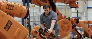 Sie übernehmen körperliche, aber auch zunehmend geistige Tätigkeiten: Roboter, Computer und Maschinen, hier an einer Produktionsstrecke in Augsburg.