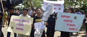 Nicht nur in Australien ist die Aufregung groß. Demonstranten in Indonesien fordern die sofortige Hinrichtung von Drogenschmugglern. 