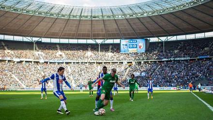 Ein Stadion voller Steine: Die Anhänger von Hertha BSC haben gegen den FC Augsburg kollektiv an Gewicht verloren.