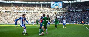 Ein Stadion voller Steine: Die Anhänger von Hertha BSC haben gegen den FC Augsburg kollektiv an Gewicht verloren.