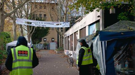 Schwieriges Terrain. Etwa 40 Bewohner leben in der früheren Schule. Ein Wachschutz soll sicherstellen, dass keine neuen Flüchtlinge mehr einziehen.