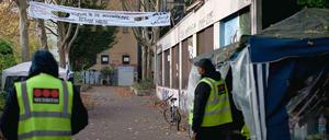 Schwieriges Terrain. Etwa 40 Bewohner leben in der früheren Schule. Ein Wachschutz soll sicherstellen, dass keine neuen Flüchtlinge mehr einziehen.