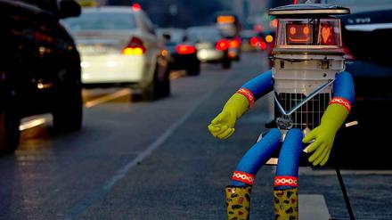 Zehn Tage soll die Reise von Hitchbot in Deutschland dauern. Der Name setzt sich aus "hitchhiking" (englisch für "per Anhalter fahren") und Roboter zusammen.