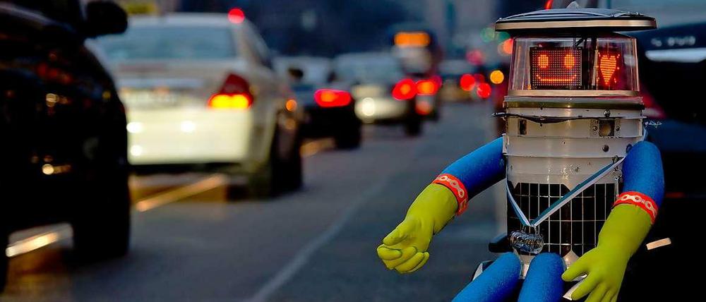 Zehn Tage soll die Reise von Hitchbot in Deutschland dauern. Der Name setzt sich aus "hitchhiking" (englisch für "per Anhalter fahren") und Roboter zusammen.