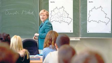 Geschichte wird gemacht. Aber ein klassisches Lieblingsfach ist Geschichte für Schüler nicht. Es sei denn, es wird so spannend wie für die 12. Klasse des Heinrich-Schliemann-Gymnasiums in Prenzlauer Berg, in der Bundeskanzlerin Angela Merkel am Jahrestag des Mauerfalls 2013 eine Vertretungsstunde übernahm. Foto: dpa/Odd Andersen