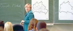 Geschichte wird gemacht. Aber ein klassisches Lieblingsfach ist Geschichte für Schüler nicht. Es sei denn, es wird so spannend wie für die 12. Klasse des Heinrich-Schliemann-Gymnasiums in Prenzlauer Berg, in der Bundeskanzlerin Angela Merkel am Jahrestag des Mauerfalls 2013 eine Vertretungsstunde übernahm. Foto: dpa/Odd Andersen