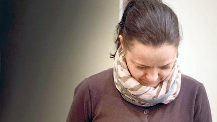 Immer die gleiche Pose: Beate Zschäpe verbirgt ihr Gesicht vor den Kameras.