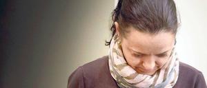 Immer die gleiche Pose: Beate Zschäpe verbirgt ihr Gesicht vor den Kameras.