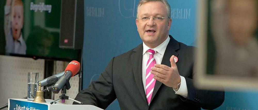 Frank Henkel beim kleinen CDU-Parteitag: "Einheitliche Pläne für alle Schüler von Klasse 1 bis 10 machen überhaupt keinen Sinn."