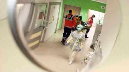 Immer was zu tun. In deutschen Krankenhäuser kümmern sich Schwestern und Pfleger heute um noch mehr Patienten als vor einigen Jahren.