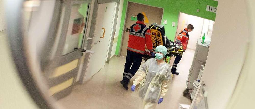 Immer was zu tun. In deutschen Krankenhäuser kümmern sich Schwestern und Pfleger heute um noch mehr Patienten als vor einigen Jahren.