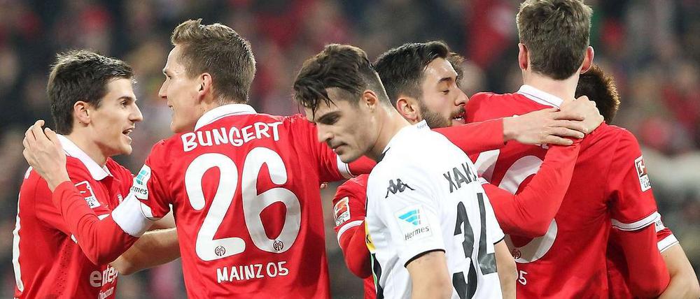 Die Mainzer Spieler feiern den Ausgleichstreffer zum 2:2. 