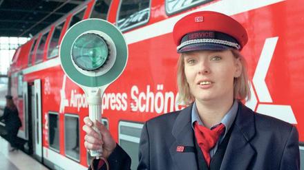Abfahren! Noch gibt es nur Ersatzzüge als Vorläufer für den künftigen Airport-Express, der irgendwann den Hauptbahnhof mit dem BER in Schönefeld verbinden soll. Weil sich der Ausbau für die direkte Strecke über die Dresdner Bahn um Jahre verspätet hat, muss nun Ersatz gesucht werden. 