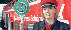 Abfahren! Noch gibt es nur Ersatzzüge als Vorläufer für den künftigen Airport-Express, der irgendwann den Hauptbahnhof mit dem BER in Schönefeld verbinden soll. Weil sich der Ausbau für die direkte Strecke über die Dresdner Bahn um Jahre verspätet hat, muss nun Ersatz gesucht werden. 