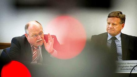 Der ehemalige Technikchef des BER, Horst Amman (l.), hat Flughafenchef Hartmut Mehdorn (r.) im Untersuchungsausschuss belastet und selbst Erpressungsvorwürfe zurückgewiesen.