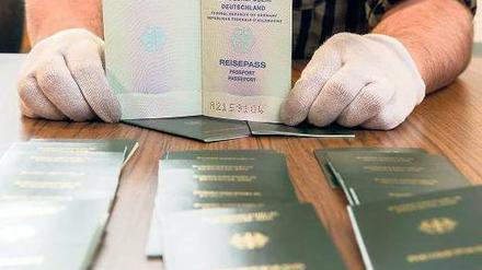 Blanko-Identitäten. Die Polizei zeigte am Dienstag mehr als 1000 Dokumente, die bei der Festnahme von sechs Tatverdächtigen sichergestellt wurden. 