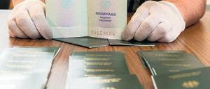 Blanko-Identitäten. Die Polizei zeigte am Dienstag mehr als 1000 Dokumente, die bei der Festnahme von sechs Tatverdächtigen sichergestellt wurden.