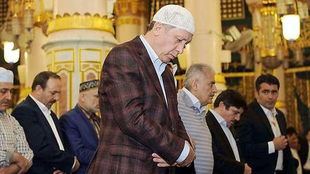 Der Präsident der Türkei, Recep Tayyip Erdogan. betet bei einem Staatsbesuch am 1. März 2015 in einer Moschee in Saudi-Arabien. 