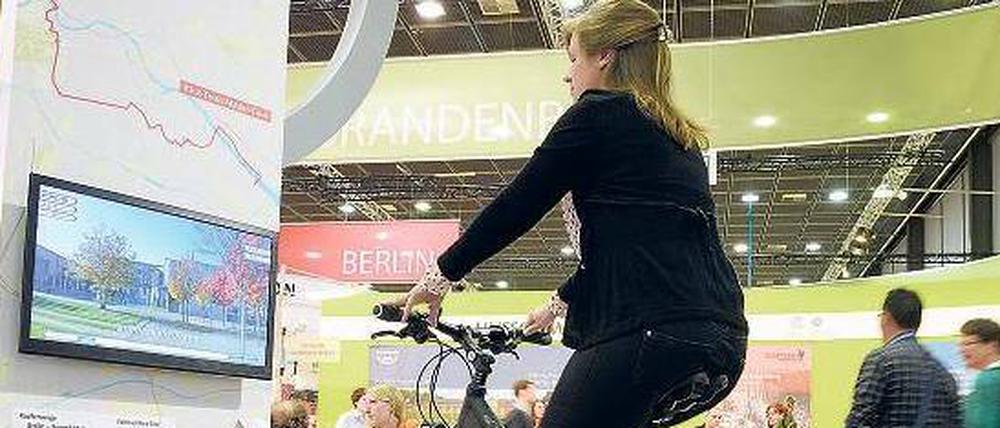 Brandenburg auf dem Schirm. Eine ITB-Besucherin entdeckt die Mark.