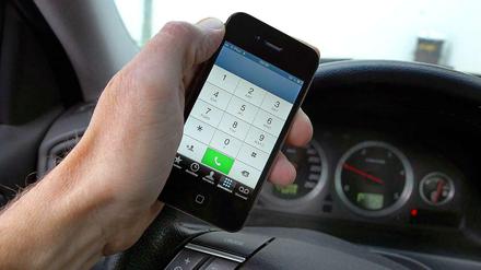 Beim Autofahren Hände ans Steuer. Das Handy bleibt lieber in die Tasche, sonst drohen 60 Euro Strafe und ein Punkt in Flensburg.