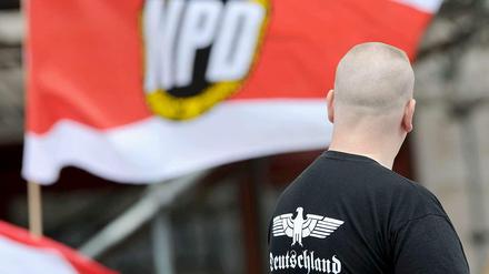 NPD-Demonstrant in Berlin. Im sachsen-anhaltischen Tröglitz wollten Neonazis bis vor das Wohnhaus eines Ortsbürgermeisters ziehen, der sich für Flüchtlinge engagiert
