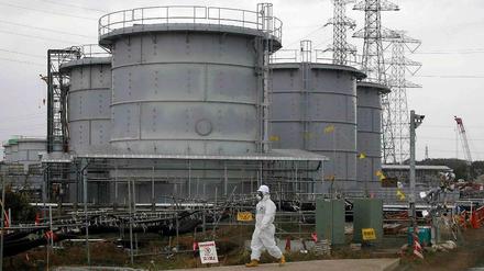 Ein Arbeiter vor dem Werk von Fukushima.