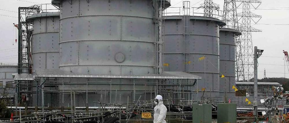 Ein Arbeiter vor dem Werk von Fukushima.