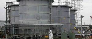 Ein Arbeiter vor dem Werk von Fukushima.