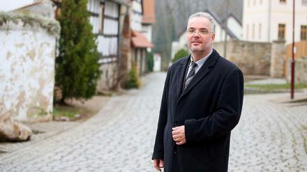 Der Ex-Bürgermeister von Tröglitz, Markus Nierth (parteilos). Er wurde von der NPD eingeschüchtert.